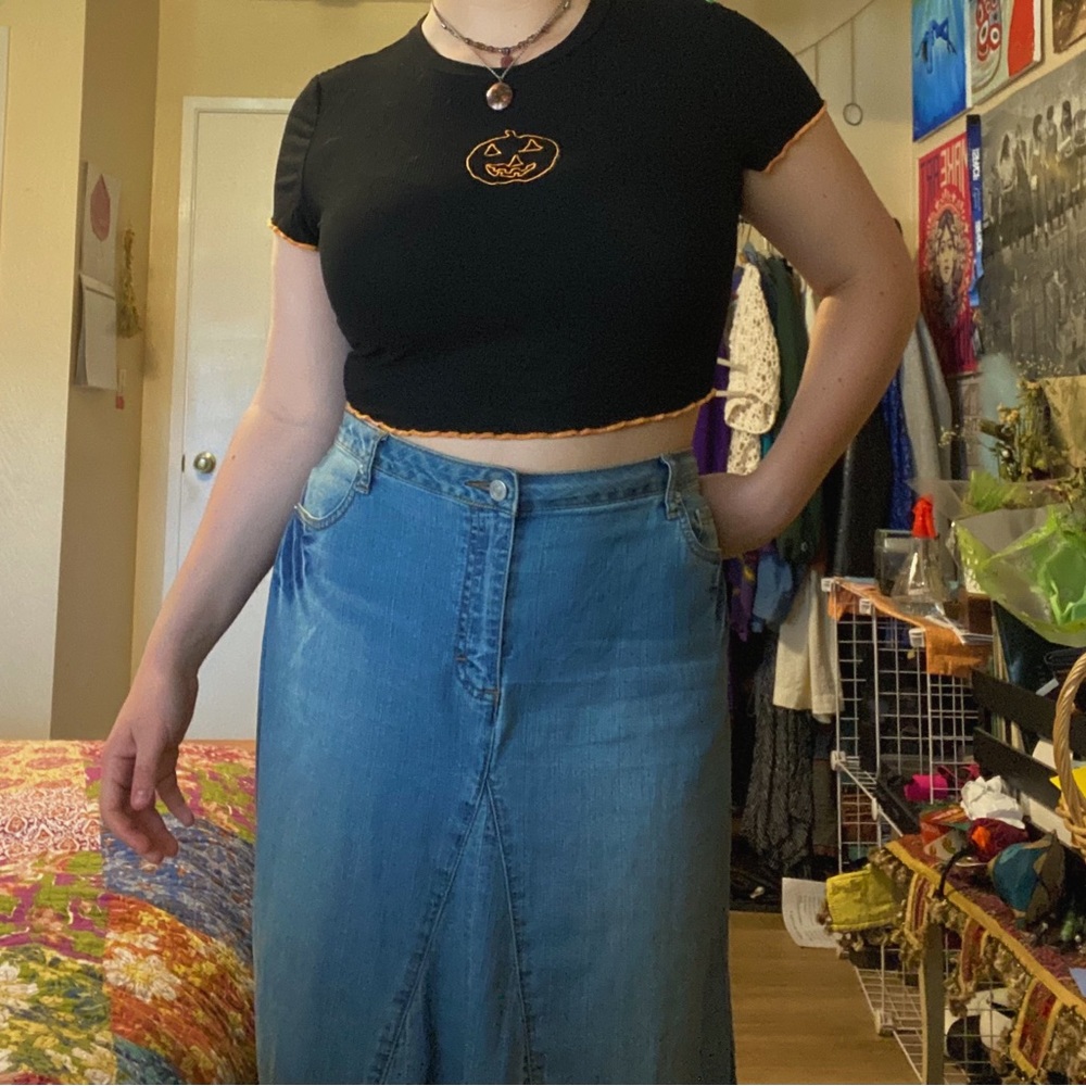 adorable black pumpkin top with orange stitching details! 💟🪩